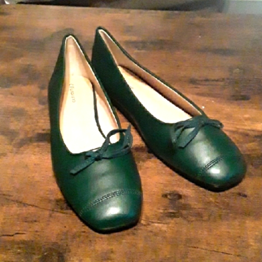 NWT women's Sz 9 C.Paravano Green Classy Flats.